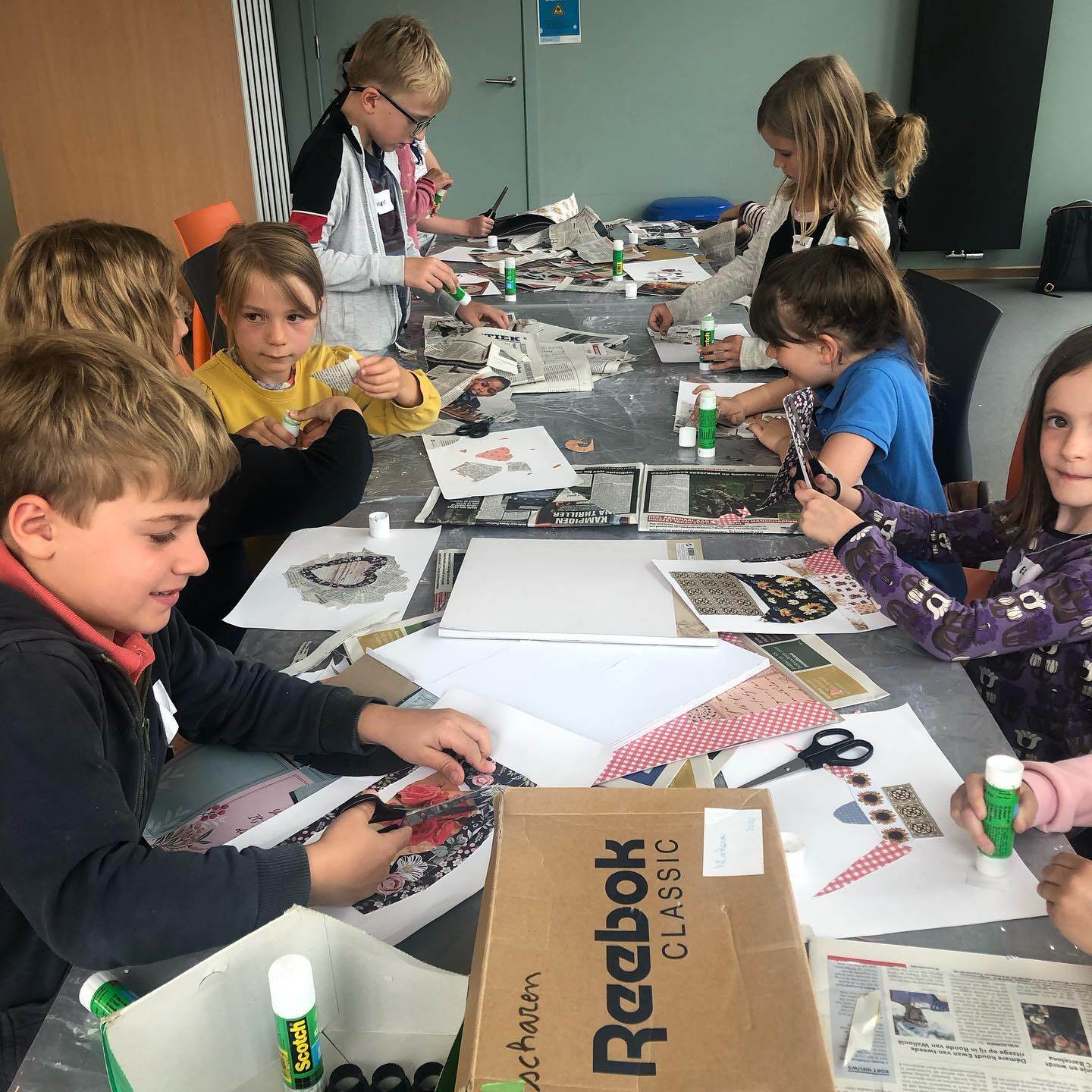 werkende kinderen bij knutsel knotsel